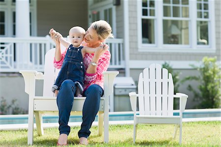 Mère et fils assis dans une chaise sur la pelouse Photographie de stock - Rights-Managed, Code: 700-03644550