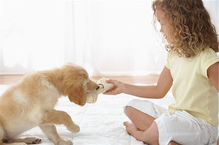 simsearch:632-06118577,k - Petite fille avec chiot Goldendoodle Photographie de stock - Rights-Managed, Code: 700-03644610