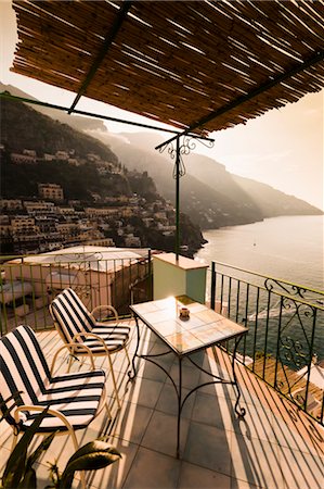 Tisch und Stühle auf dem Balkon mit Blick auf Meer, Positano, Campania, Italien Stockbilder - Lizenzpflichtiges, Bildnummer: 700-03641093