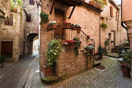 pasaje - Cobblestone Street in Spello, Umbria, Italy Foto de stock - Con derechos protegidos, Código: 700-03641146