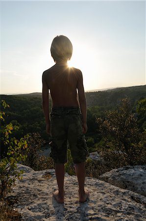 rear - Garçon debout sur la falaise Photographie de stock - Rights-Managed, Code: 700-03641282