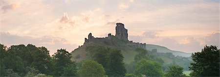 panorama - Ruins of Corfe Castle at Dawn, Dorset, England Foto de stock - Con derechos protegidos, Código: 700-03654439