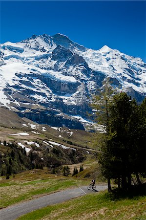 simsearch:6129-09044681,k - Cycliste sur route, la région de la Jungfrau, Alpes bernoises, Suisse Photographie de stock - Rights-Managed, Code: 700-03654527