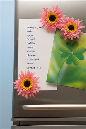 fake flowers - Shopping List on Refrigerator Foto de stock - Con derechos protegidos, Código: 700-03659184