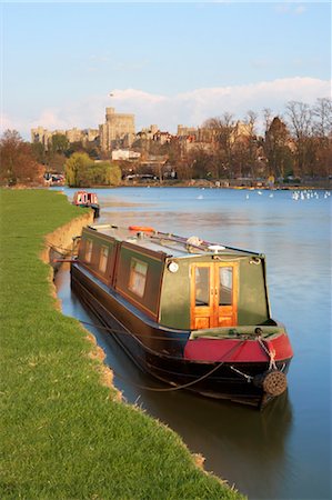 Barged Moored on the Bank of the River Thames, Windsor Castle in the Background, Windsor, Berkshire, England Foto de stock - Con derechos protegidos, Código: 700-03659252