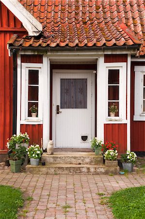 simsearch:700-03659281,k - Doorway of Red Wooden House Foto de stock - Con derechos protegidos, Código: 700-03659279