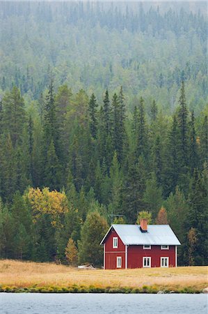 Maison en bois rouge Photographie de stock - Rights-Managed, Code: 700-03659292