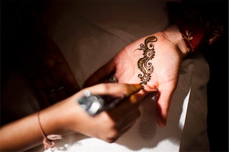 Ayant le henné appliqué à la main de la mariée Photographie de stock - Rights-Managed, Code: 700-03665601