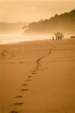 People Walking on Beach, Nihiwatu, Sumba, Indonesia Foto de stock - Con derechos protegidos, Código: 700-03665789