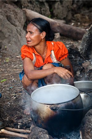Woman Cooking, Waihola Village, Sumba, Indonesia Foto de stock - Con derechos protegidos, Código: 700-03665816