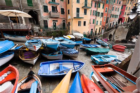 Bateaux à rames, Riomaggiore, Cinque Terre, Province de La Spezia, côte ligure, Italie Photographie de stock - Rights-Managed, Code: 700-03660066