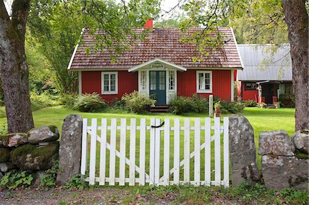 Rouge maison avec jardin, Suède Photographie de stock - Rights-Managed, Code: 700-03685777