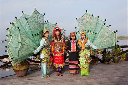 simsearch:700-03719288,k - Tänzerinnen in traditionellen Kostümen, Inle See, Myanmar Stockbilder - Lizenzpflichtiges, Bildnummer: 700-03685832