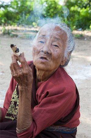 Portrait of Senior Woman Smoking, Monywa, Myanmar Foto de stock - Con derechos protegidos, Código: 700-03685883