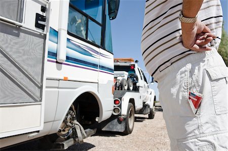 Homme regardant RV était remorqué dans le désert, près de Yuma, Arizona, USA Photographie de stock - Rights-Managed, Code: 700-03686140