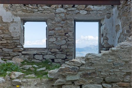 piémont - Montagnes et bâtiment abandonné, vallée de la Maira, Province de Cuneo, Italie Photographie de stock - Rights-Managed, Code: 700-03681937