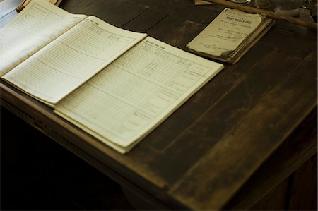 schreibtischablage - Exercise Book on Old Desk in Museum Classroom, Stroppo, Valle Maira, Italy Foto de stock - Con derechos protegidos, Código: 700-03681942