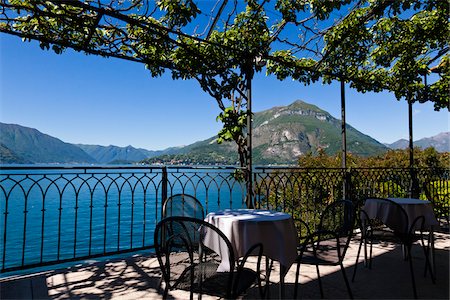 Patio donnant sur le lac de Côme, Varenna, Lombardie, Italie Photographie de stock - Rights-Managed, Code: 700-03696824