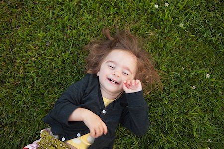 rollen - Kleines Mädchen auf Gras Rollen und lachen Stockbilder - Lizenzpflichtiges, Bildnummer: 700-03696879