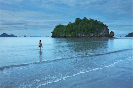 Frau waten im Wasser, Nopparathara Beach, Krabi, Thailand Stockbilder - Lizenzpflichtiges, Bildnummer: 700-03696965