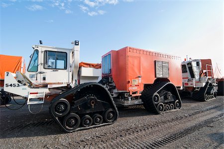 equipamiento pesado - Large Tracked Vehicles, Prudhoe Bay, Alaska, USA Foto de stock - Con derechos protegidos, Código: 700-03696988