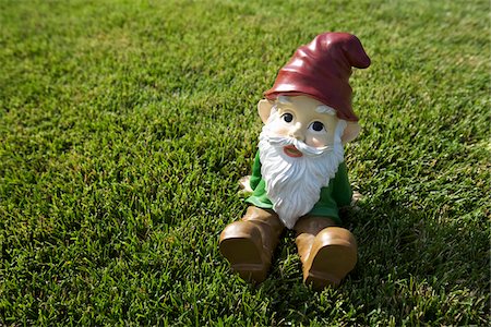 Assis sur la pelouse de gnome Photographie de stock - Rights-Managed, Code: 700-03697934
