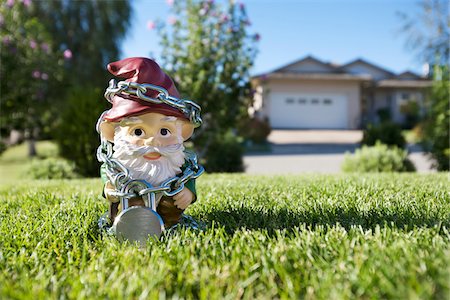 Gnome auf Rasen gefesselt in Ketten, Pentiction, Okanagan Valley, British Columbia, Kanada Stockbilder - Lizenzpflichtiges, Bildnummer: 700-03697944