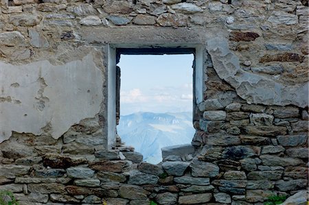 framed view - Montagnes vues travers la fenêtre d'abandon Refuge, Vallée Maira, Italie Photographie de stock - Rights-Managed, Code: 700-03697951