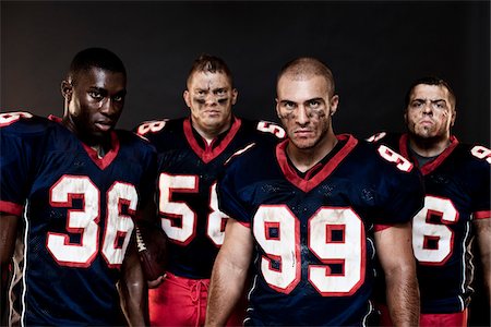 footballeur (sport américain) - Groupe de footballeurs en Studio Photographie de stock - Rights-Managed, Code: 700-03698202