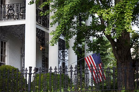 patriotico - Drapeau américain et historique maison, Old Salem, en Caroline du Nord, USA Photographie de stock - Rights-Managed, Code: 700-03698295