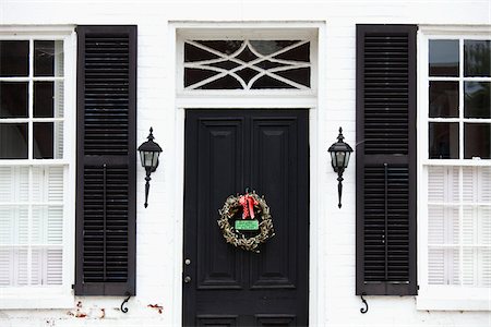 Door and Wreath, Front Royal, Virginia, USA Foto de stock - Direito Controlado, Número: 700-03698312