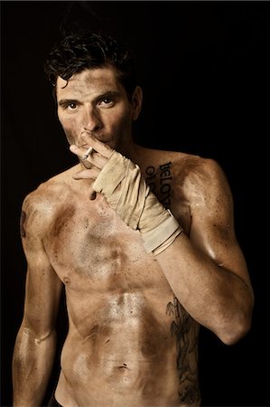 solitaire - Sale gars fumer et portant des bandages de boxe Photographie de stock - Rights-Managed, Code: 700-03692137