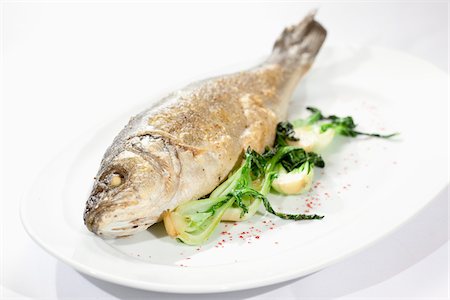 proteína - Trout and Bok Choy on Platter Foto de stock - Con derechos protegidos, Código: 700-03719226