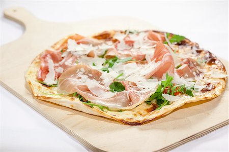 pizzaschaufel - Dünne Kruste-Pizza Stockbilder - Lizenzpflichtiges, Bildnummer: 700-03719232