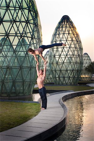 Deux acrobates spectacle extérieur, Taipa, Macau, Chine Photographie de stock - Rights-Managed, Code: 700-03720157