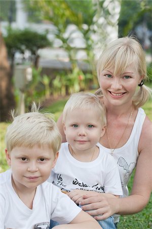 russian ethnicity - Mother and Sons, Thailand Foto de stock - Con derechos protegidos, Código: 700-03737576