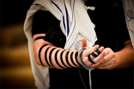 simsearch:400-08617549,k - Nahaufnahme des Rabbiners Verlegung Tefillin Stockbilder - Lizenzpflichtiges, Bildnummer: 700-03737622