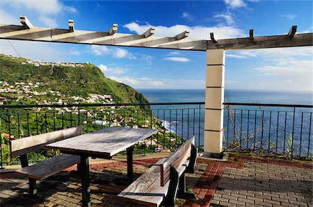 Picnic Table Overlooking Atlantic Ocean, Calheta, Madeira, Portugal Foto de stock - Con derechos protegidos, Código: 700-03737953
