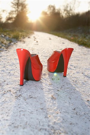 Chaussures à talons haut rouge sur le chemin de sable Photographie de stock - Rights-Managed, Code: 700-03738120
