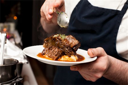 servicio de banquetes - Serving Roast Beef and Potatoes Foto de stock - Con derechos protegidos, Código: 700-03738508