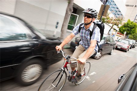 road motion - Homme à bicyclette dans la circulation urbaine, San Diego, Californie Photographie de stock - Rights-Managed, Code: 700-03738500