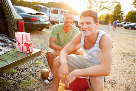 simsearch:700-03738535,k - Teenage Boys Hanging Out at Drive-In Theatre Foto de stock - Direito Controlado, Número: 700-03738546