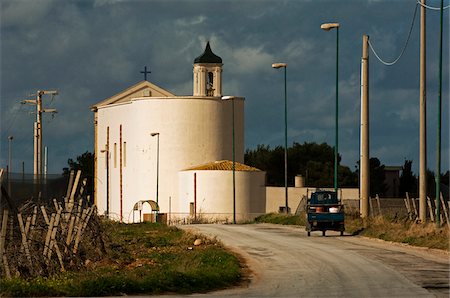 Chapel and Iron Dog Cart on Rural Road, near Petrosino, Sicily, Italy Foto de stock - Con derechos protegidos, Código: 700-03738916