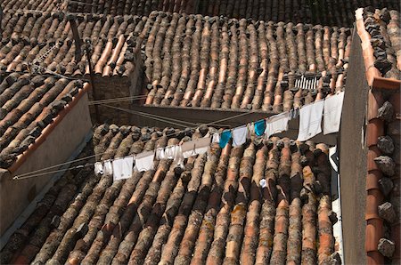 Laundry Hanging on Rooftop Clothesline Foto de stock - Con derechos protegidos, Código: 700-03738980