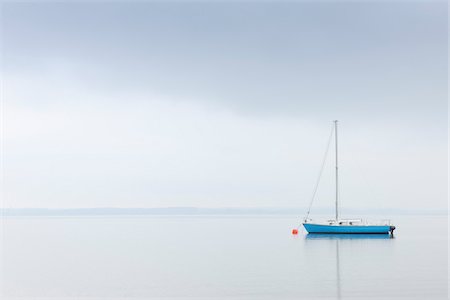 solitario - Sailboat on Lake Chiemsee, Bavaria, Germany Foto de stock - Con derechos protegidos, Código: 700-03738993