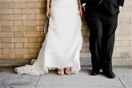 Bride and Groom Standing Against Brick Wall Foto de stock - Con derechos protegidos, Código: 700-03739055