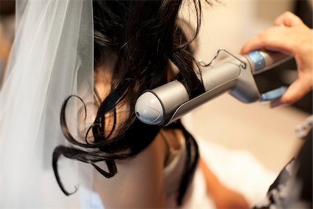 Bride Curling Hair with Curling Iron Foto de stock - Con derechos protegidos, Código: 700-03739061