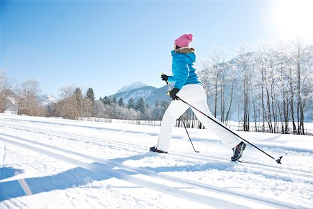 racchetta da sci - Woman Cross Country Skiing Fotografie stock - Rights-Managed, Codice: 700-03739240