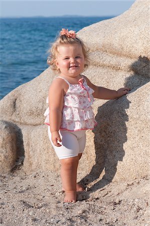 Kleines Mädchen am Strand Stockbilder - Lizenzpflichtiges, Bildnummer: 700-03739284