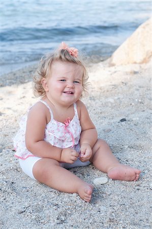 plissé - Bébé fille assise sur la plage Photographie de stock - Rights-Managed, Code: 700-03739285